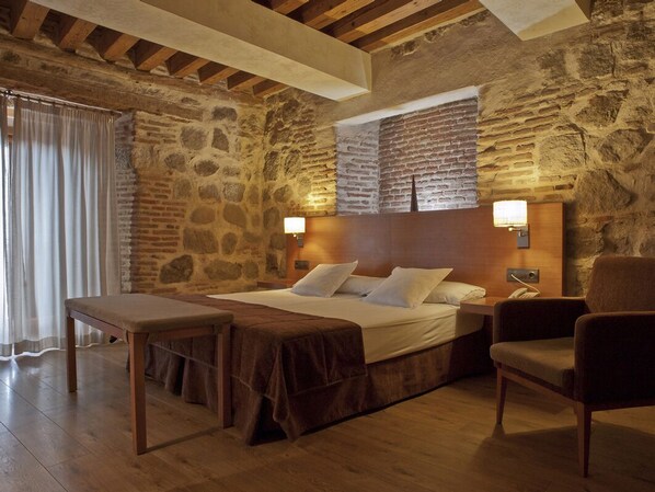 Individually decorated, individually furnished, desk, free WiFi - Hotel Las Leyendas (Ávila)