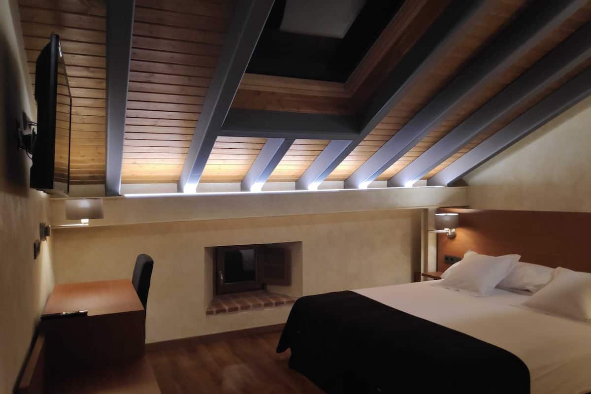 Decoración personalizada, muebles diferentes, escritorio y wifi gratis