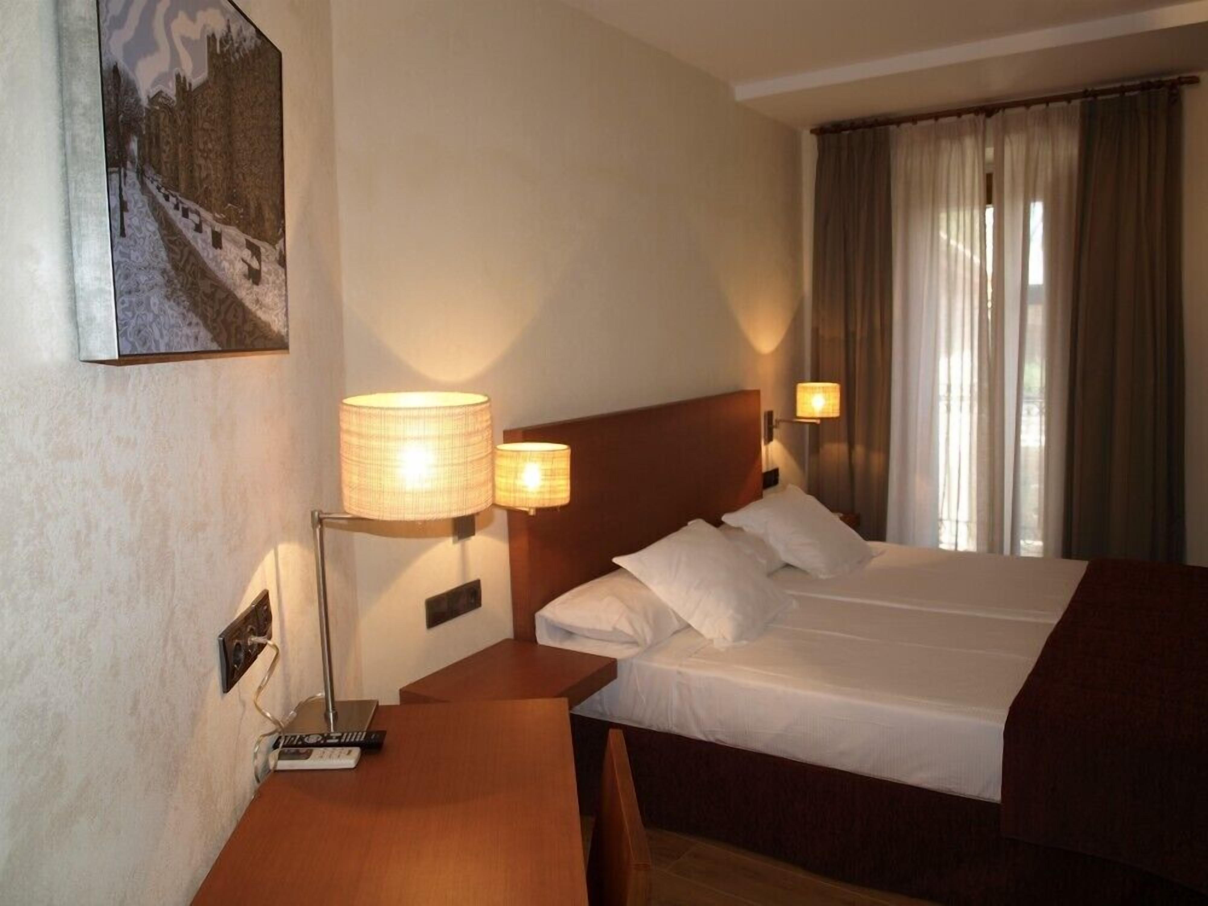 1 bedroom, individually decorated, individually furnished, desk