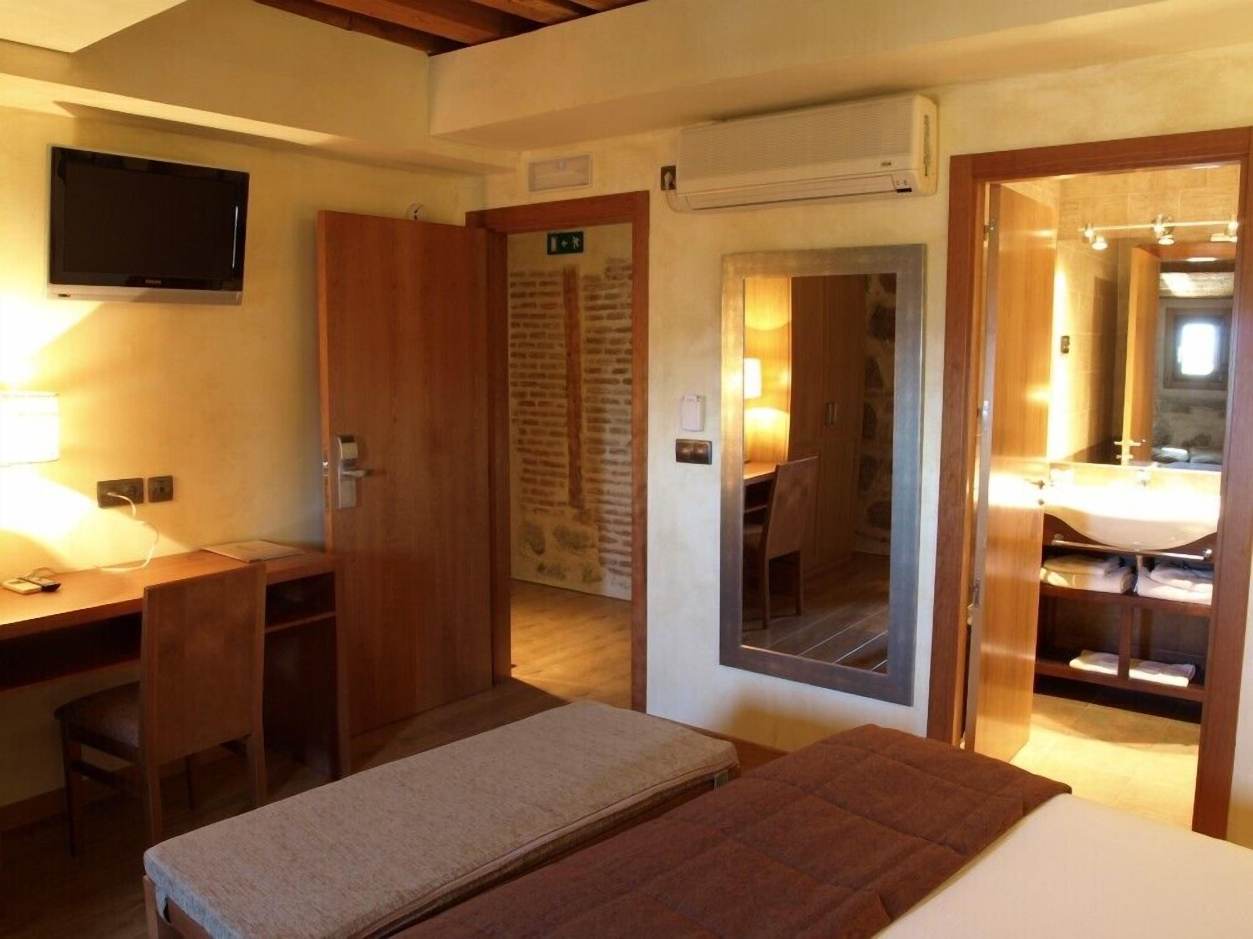 1 bedroom, individually decorated, individually furnished, desk