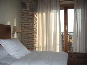 Decoración personalizada, muebles diferentes, escritorio y wifi gratis 