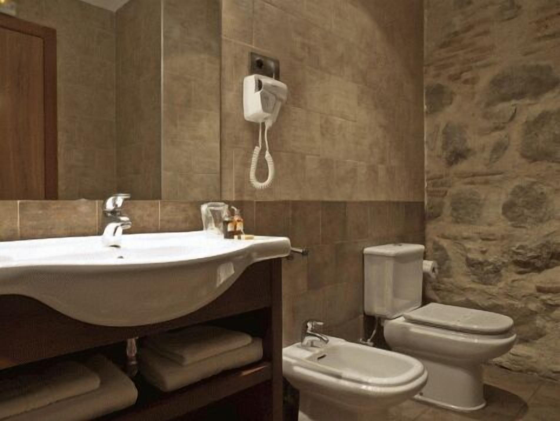 combined shower/bathtub, hair dryer, towels