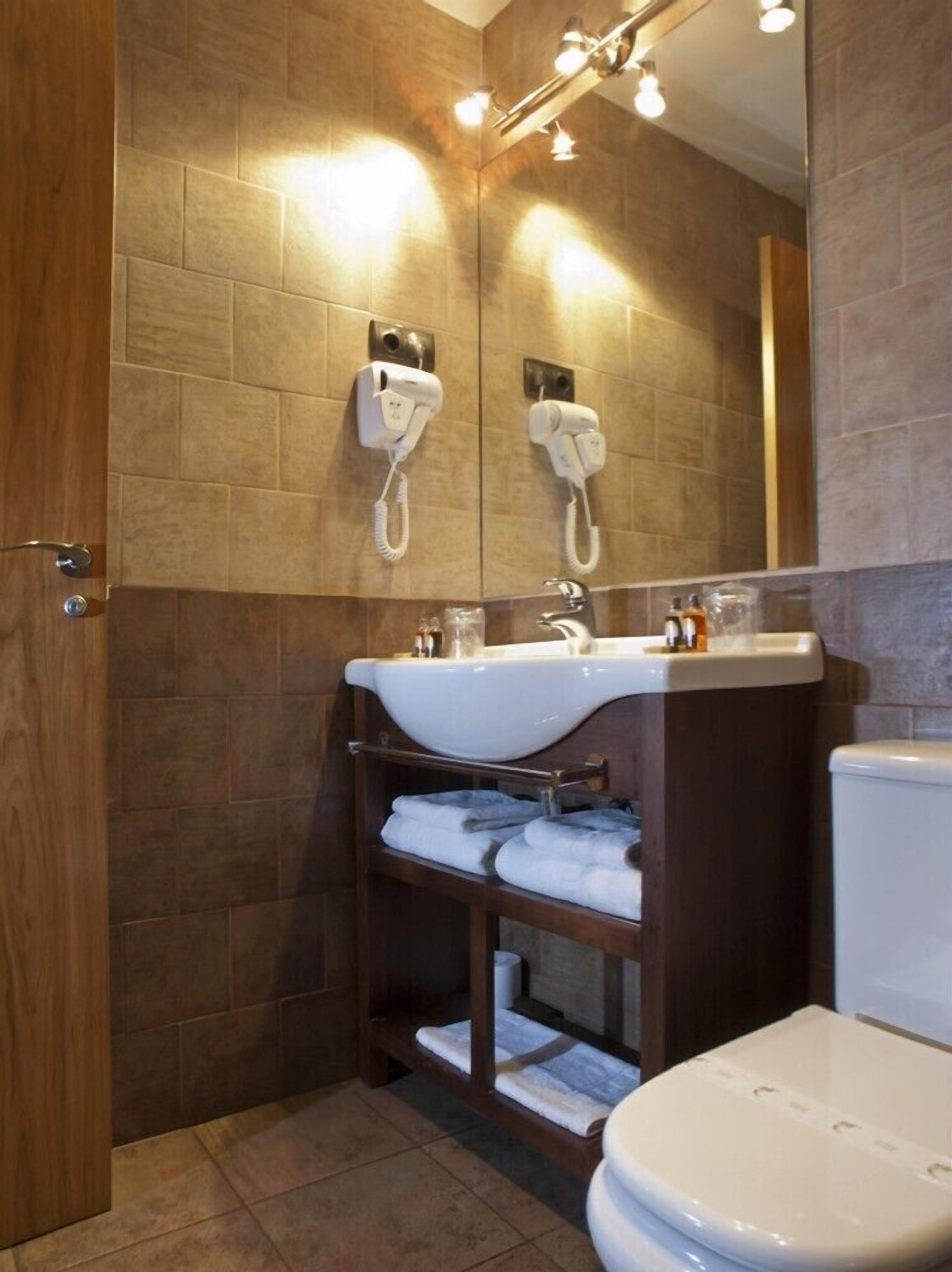 combined shower/bathtub, hair dryer, towels