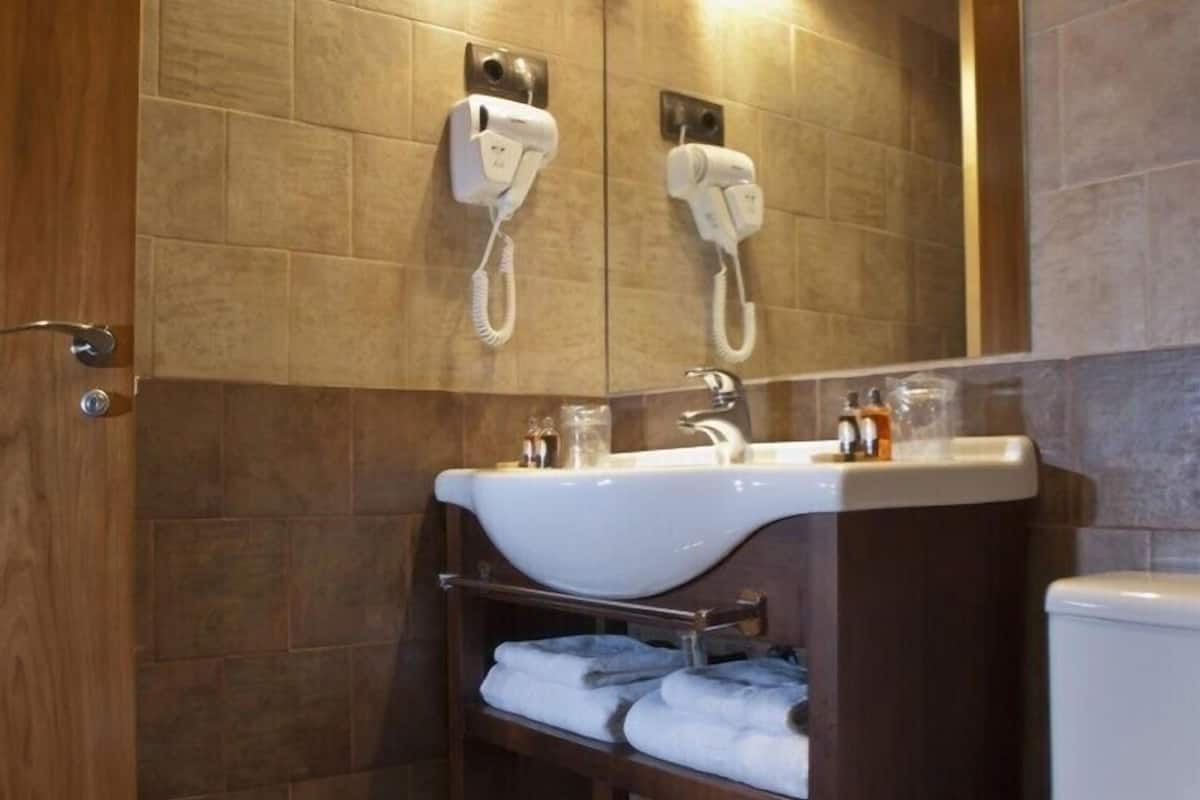 combined shower/bathtub, hair dryer, towels
