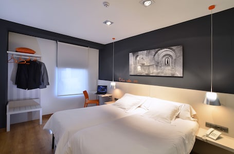 Zimmersafe, Verdunkelungsvorhänge, kostenloses WLAN, Bettwäsche. Hotel Bed4U Tudela