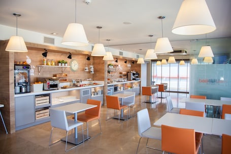 Tägliches Frühstücksbuffet gegen Gebühr. Hotel Bed4U Tudela
