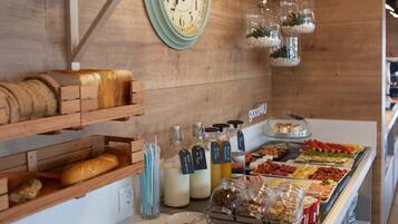 Petit déjeuner buffet servi tous les jours en supplément