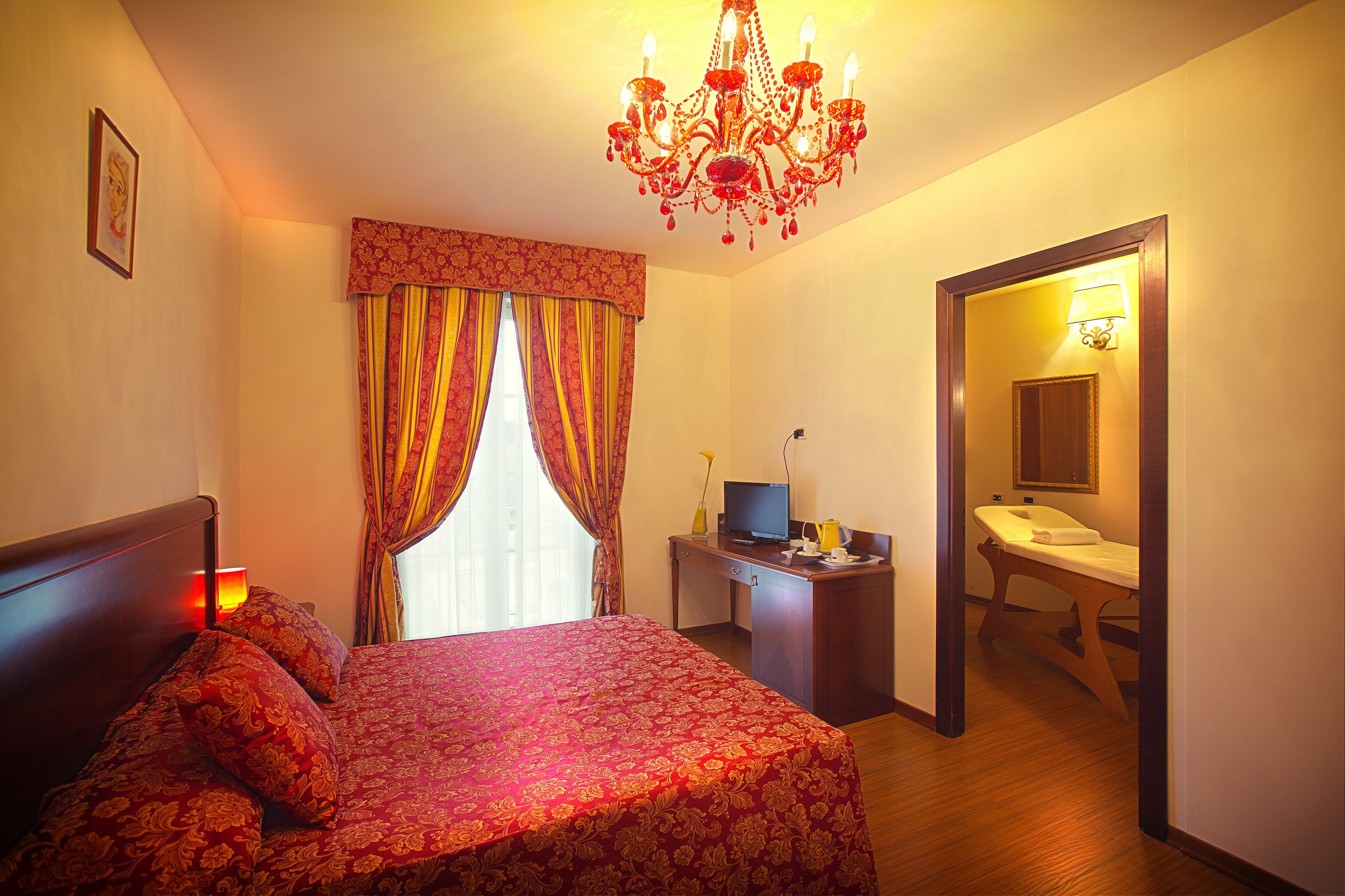 Junior Suite | In-room safe, desk, soundproofing, free WiFi