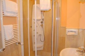 Standard Double or Twin Room | Bathroom