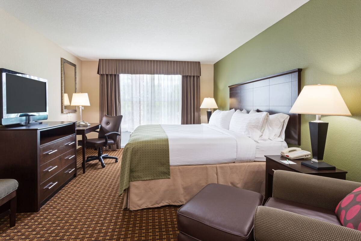 Suite, 1 habitación | Escritorio, cortinas blackout y tabla de planchar con plancha