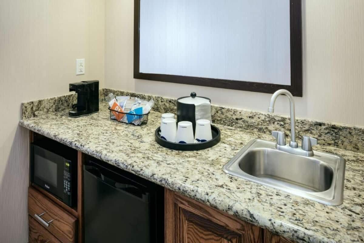 Private kitchen | Fridge, microwave, coffee/tea maker