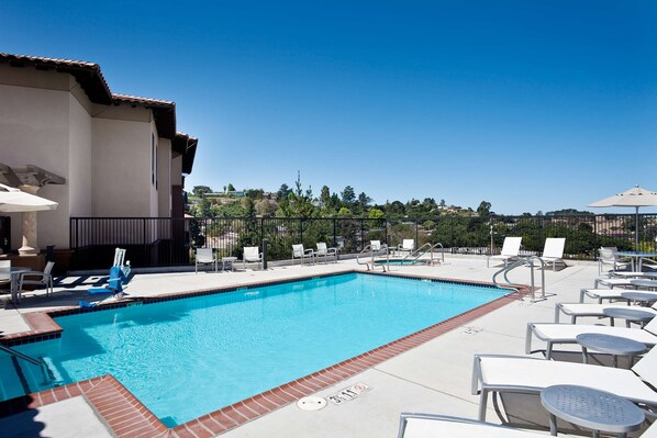 Outdoor pool - Hampton Inn & Suites Arroyo Grande/Pismo Beach Area, CA (Arroyo Grande)