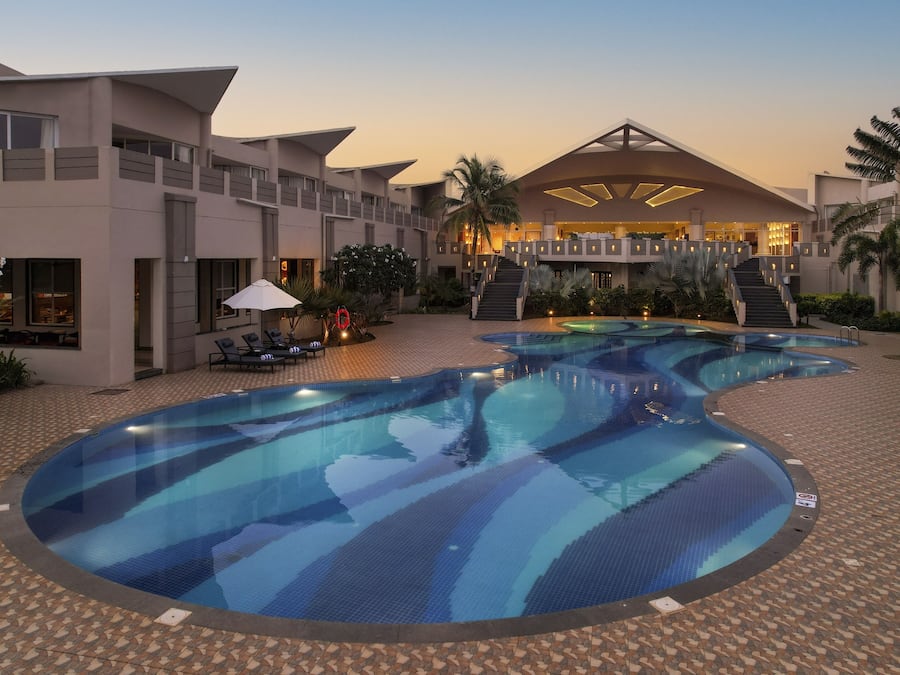 Hồ bơi ngoài trời, mở cửa từ 7:00 đến 19:00, ghế dài tắm nắng