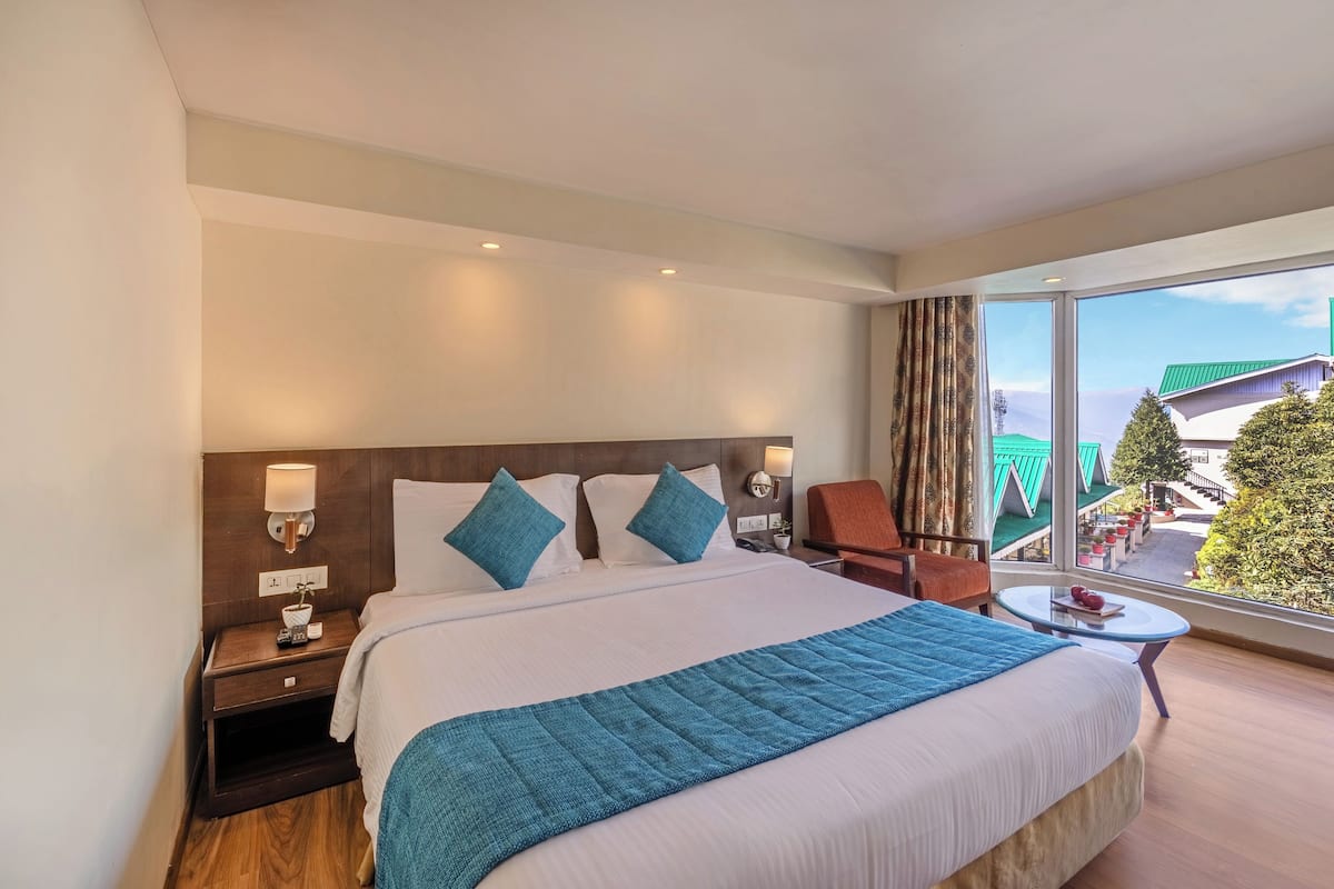 Classic Room | In-room safe, individually furnished, desk, laptop workspace