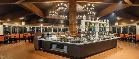 2 restaurants, international cuisine