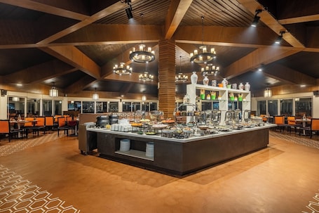 2 restaurants, international cuisine