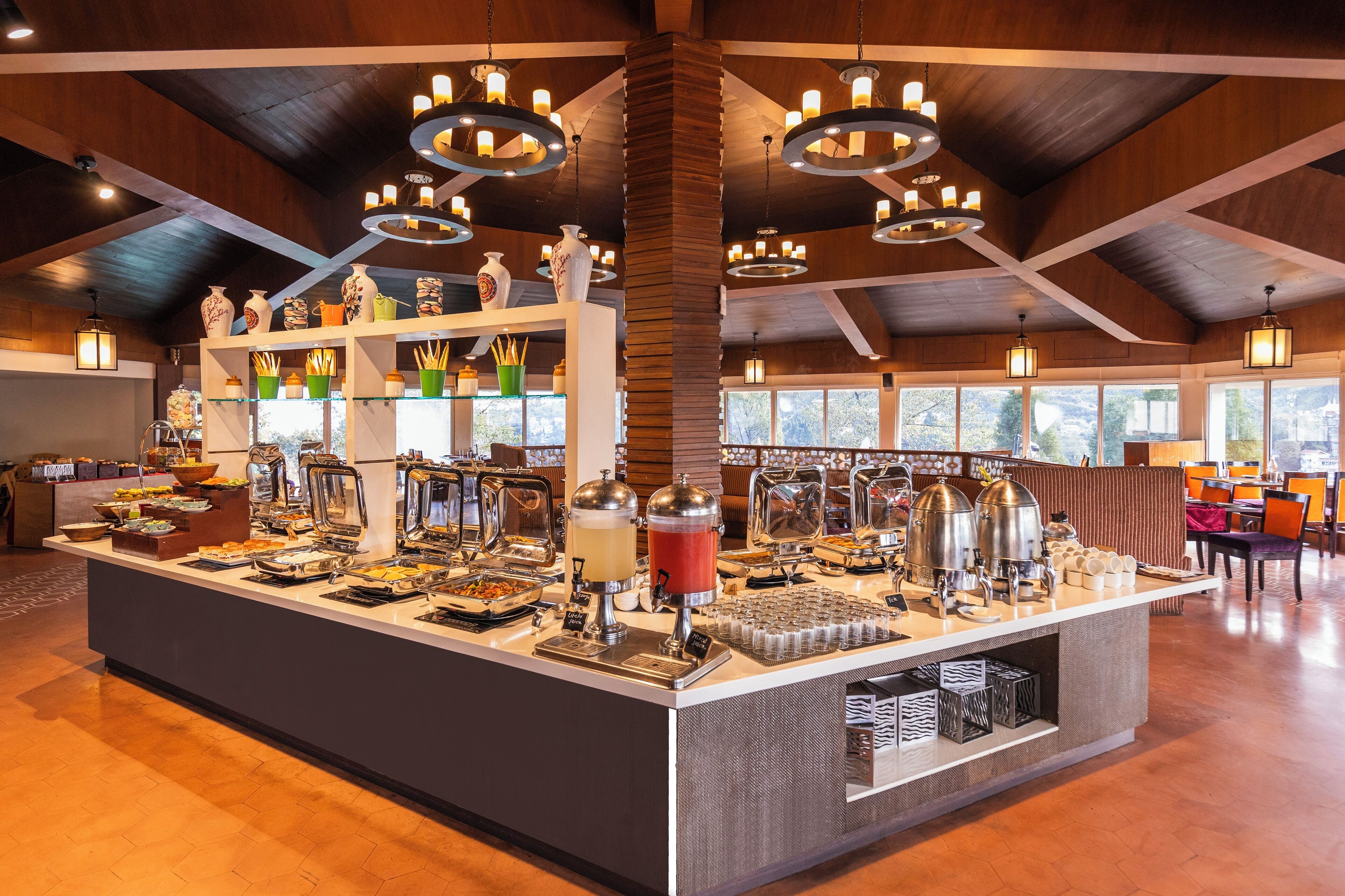 Un espace buffet proposant divers plats, un coin café et des vases décoratifs.