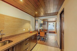 Phòng dành cho gia đình | Két bảo mật tại phòng, trang bị nội thất với thiết kế riêng biệt, bàn 