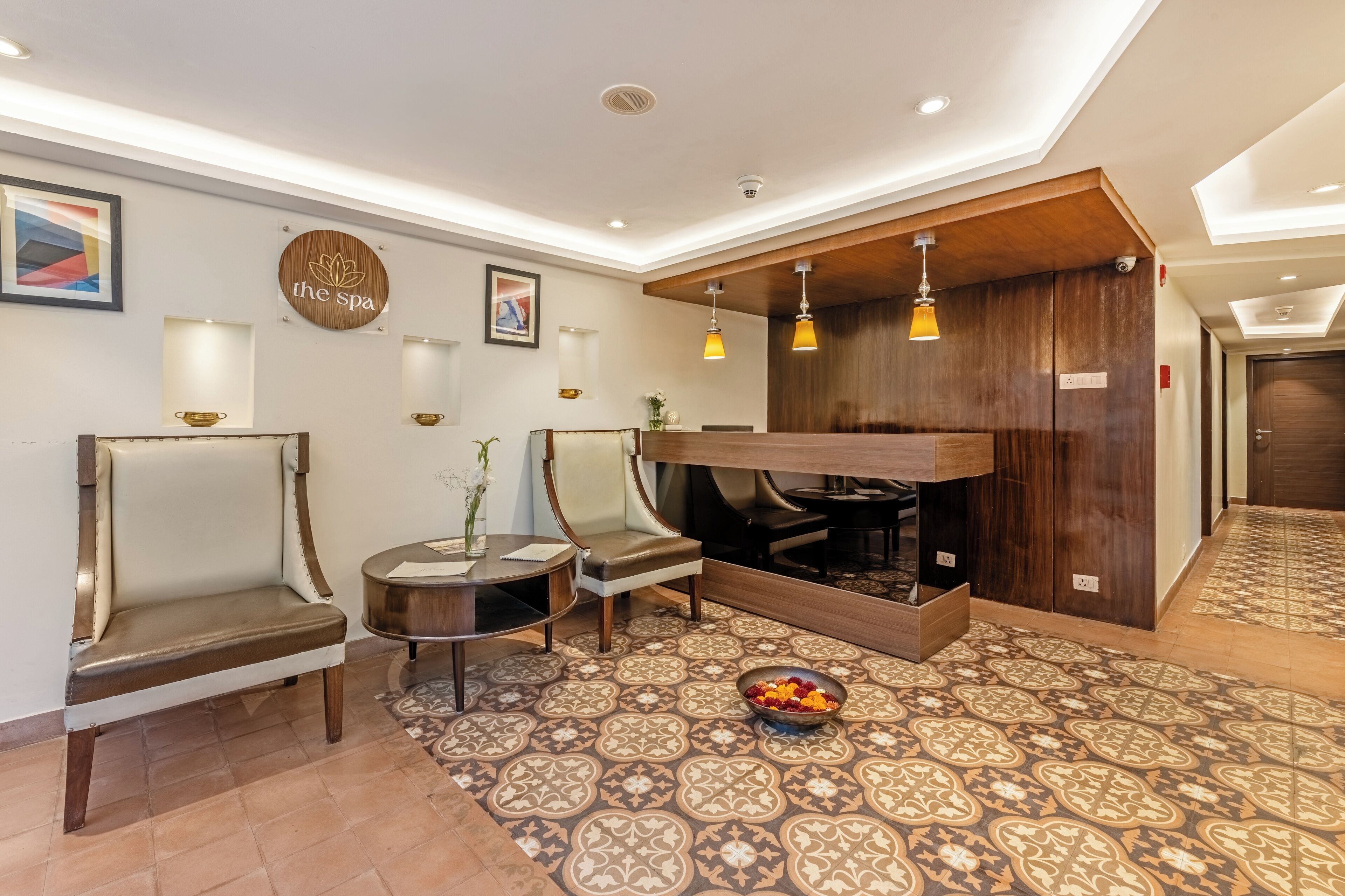 Un área de spa con asientos, chimenea y un letrero decorativo en la pared.