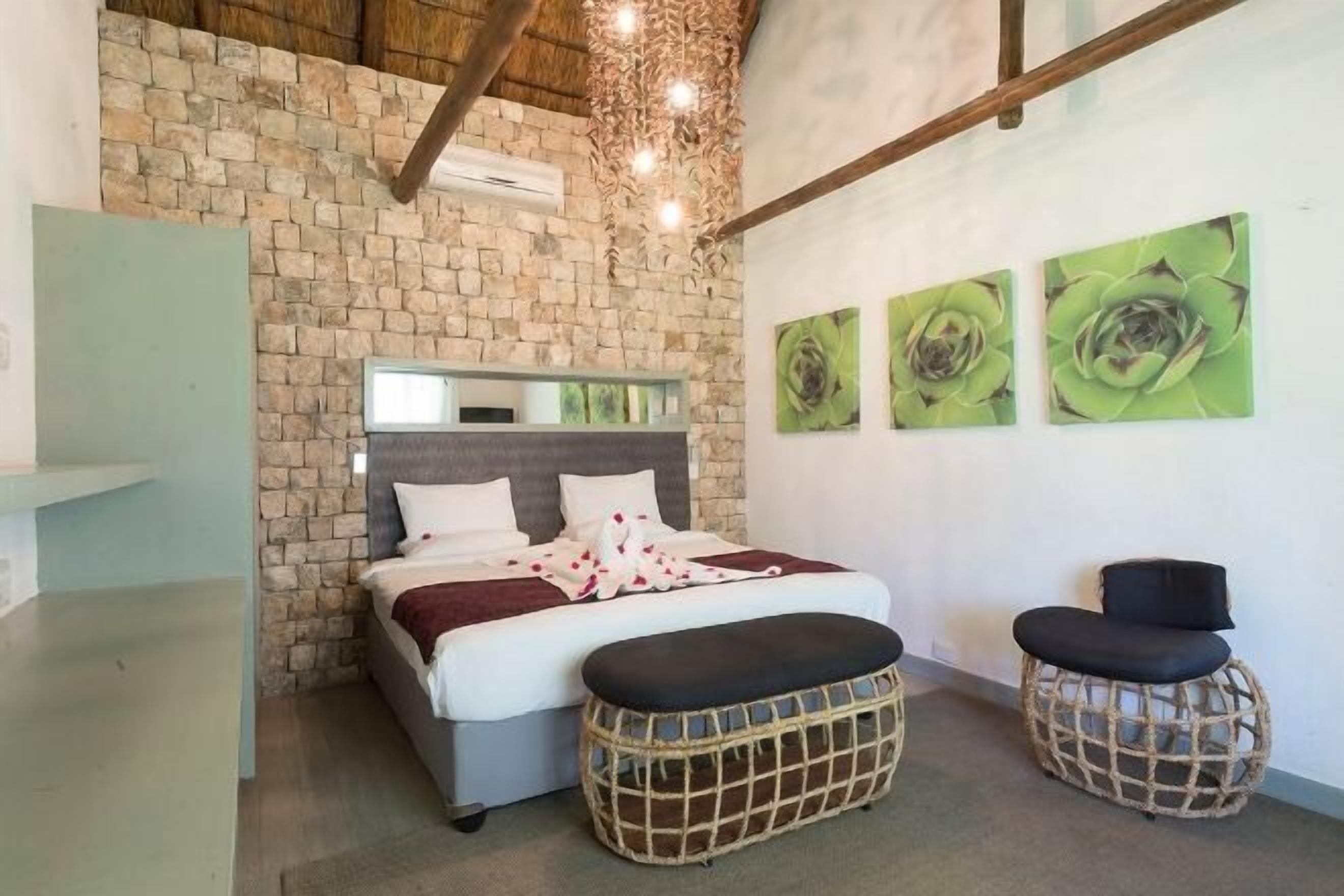 Minibar, safe på rommet, wi-fi (inkludert) og sengetøy