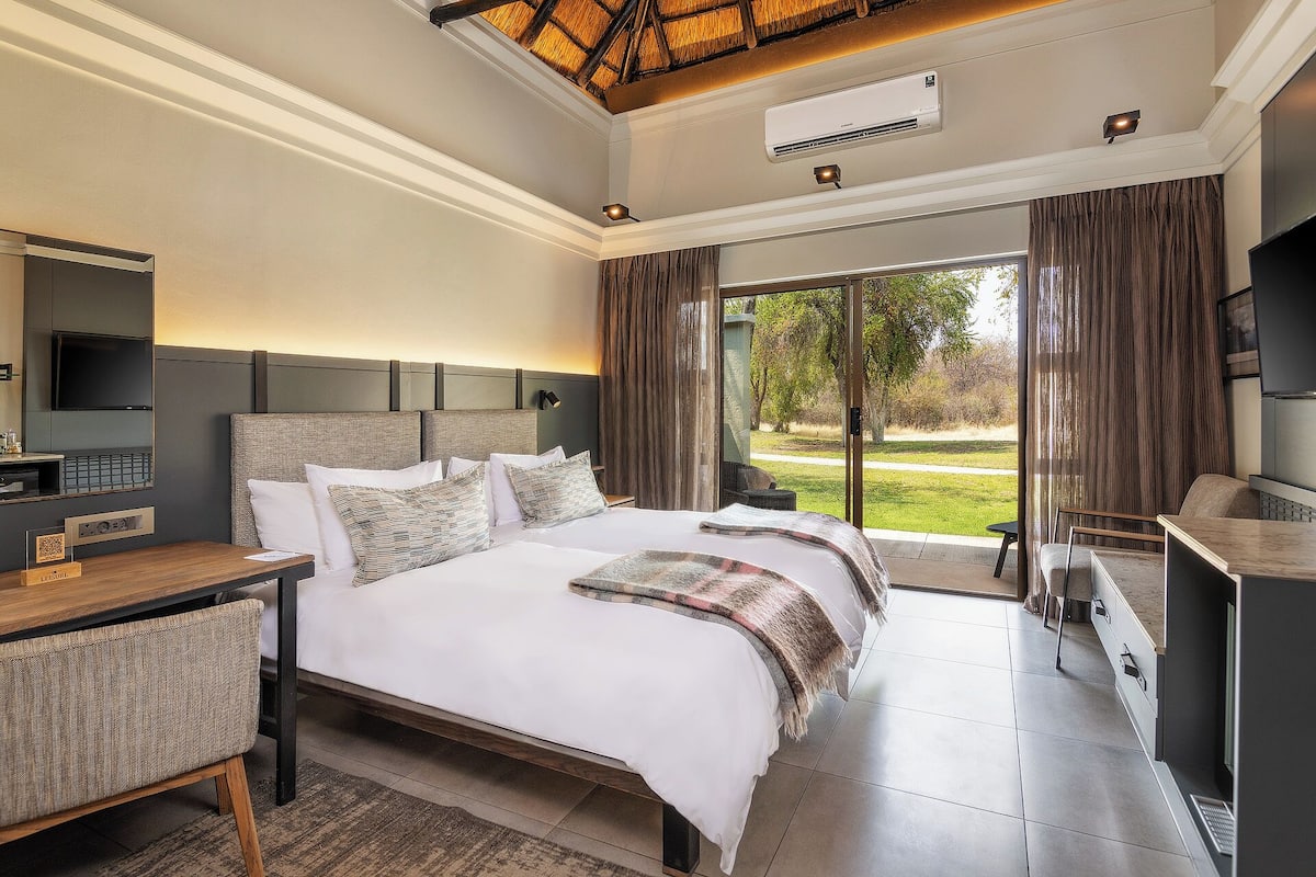 Rom – deluxe | Minibar, safe på rommet, wi-fi (inkludert) og sengetøy