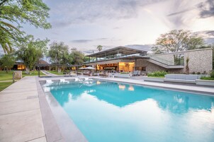 2 piscinas al aire libre, camas de piscina gratis, sombrillas