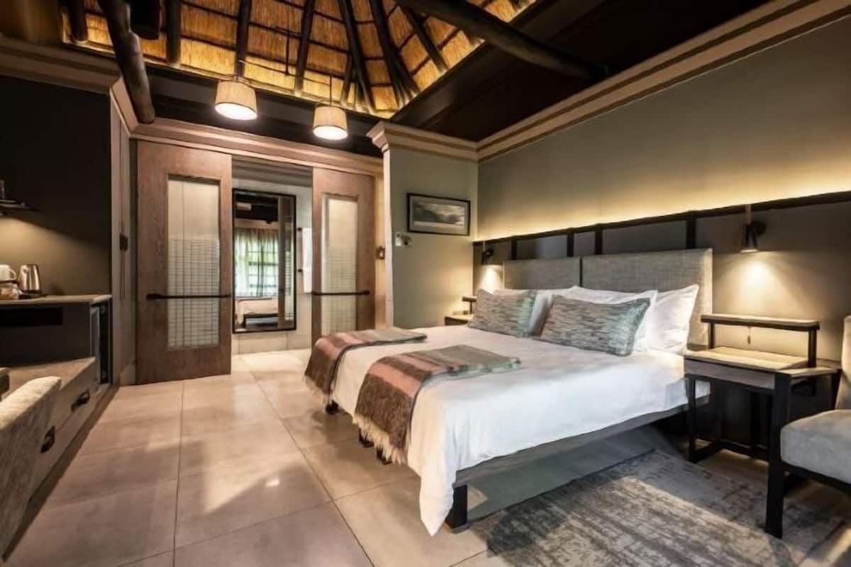 Minibar, caja de seguridad en la habitación, wifi gratis y ropa de cama