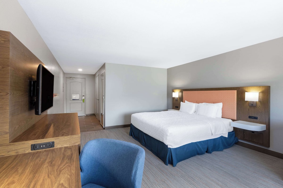Room, 1 King Bed, Accessible, Non Smoking | In-room safe, desk, blackout curtains, iron/ironing board
