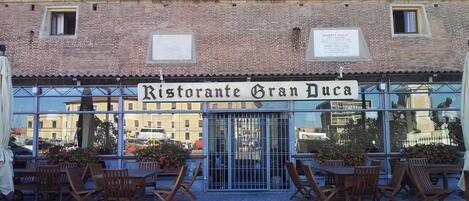 Un restaurante llamado Ristorante Gran Duca con terraza y fachada de ladrillo.