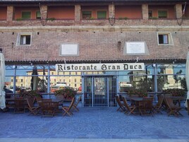 Un restaurante llamado Ristorante Gran Duca con terraza y fachada de ladrillo.