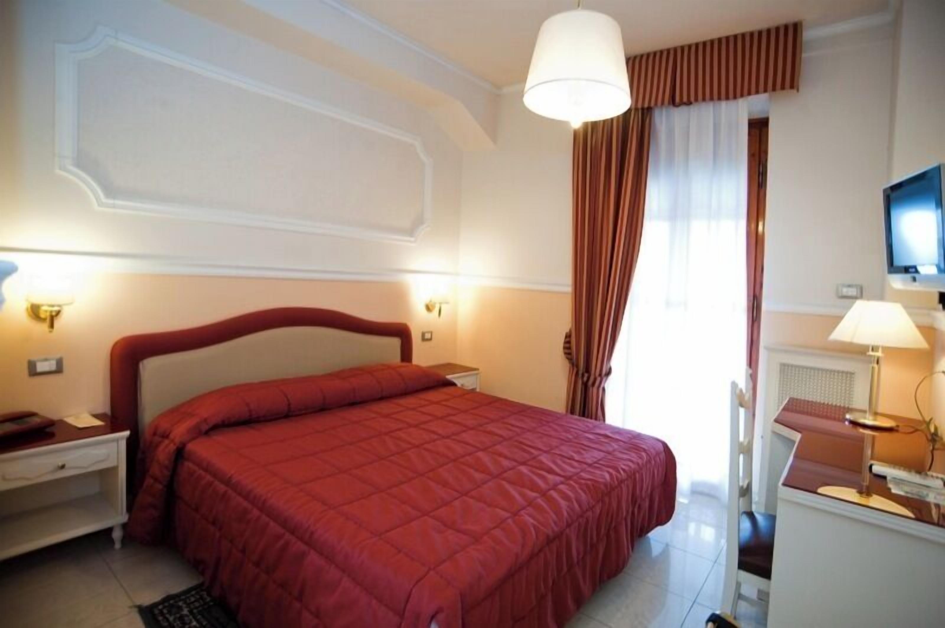 Hypo-allergenic bedding, Select Comfort beds, minibar, in-room safe