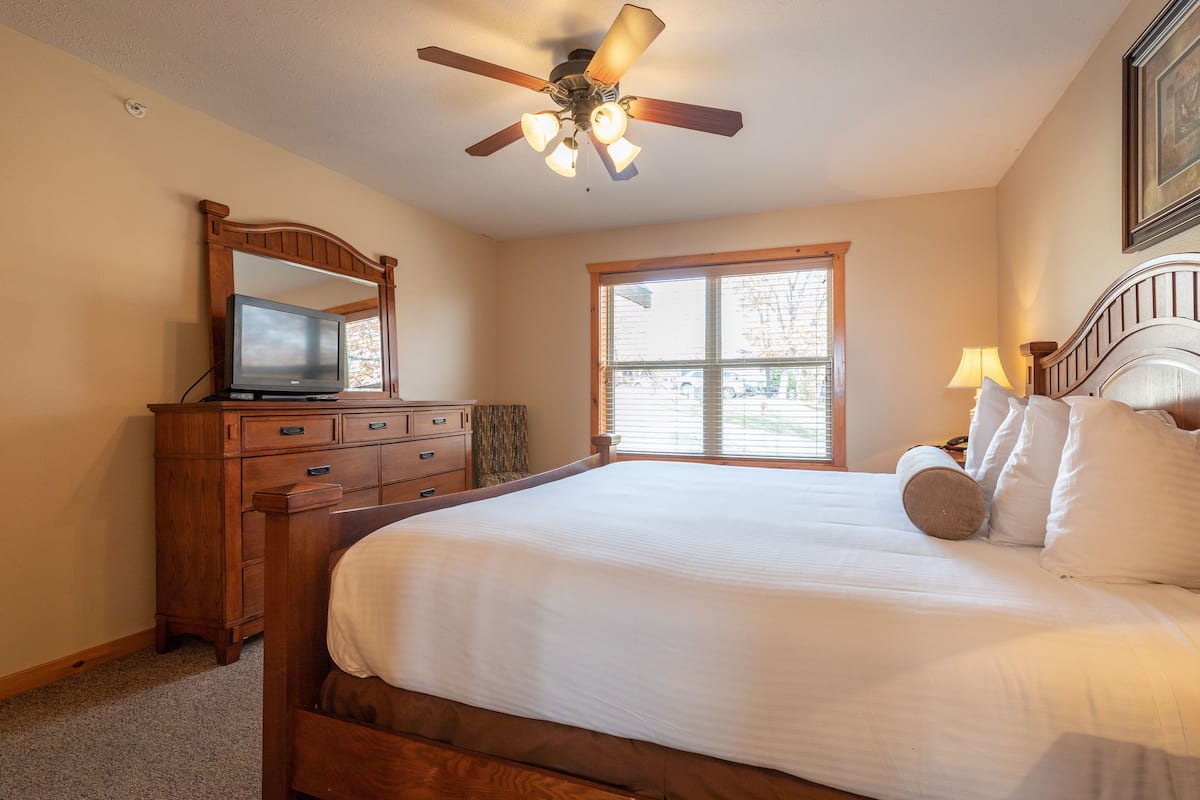 Premier Cabin, 4 Bedrooms | 2 bedrooms, iron/ironing board, free WiFi, bed sheets