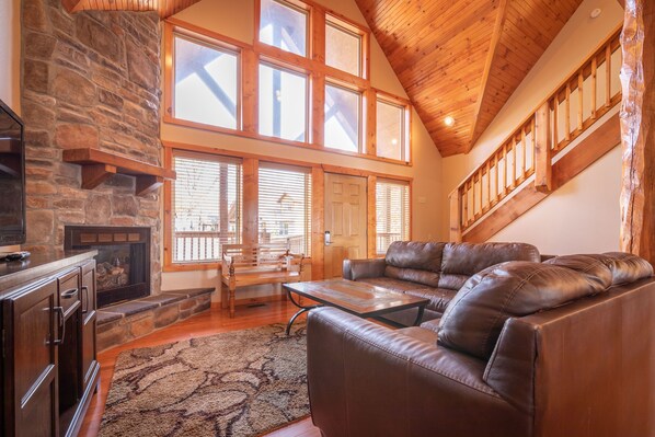 Premier Cabin, 4 Bedrooms | Living room
