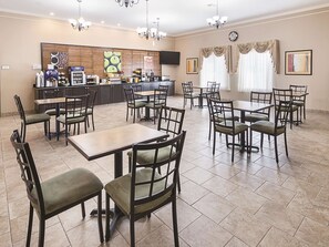 Free daily full breakfast  - La Quinta Inn & Suites by Wyndham Waxahachie (Waxahachie)