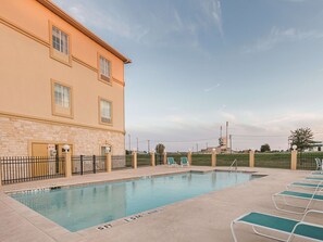 Sesongbasert utendørsbasseng og solsenger