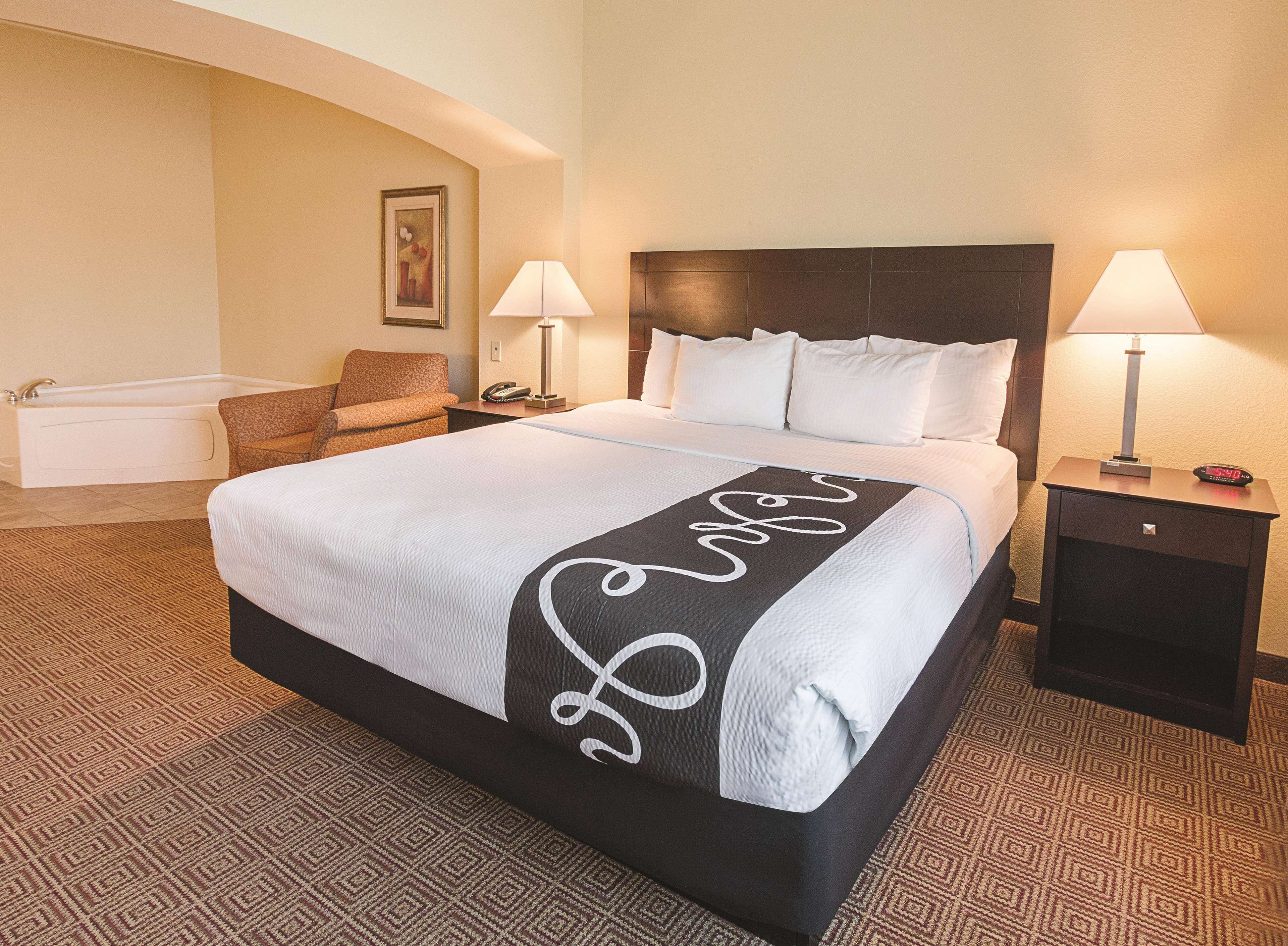 Suite, 1 Bedroom, Non Smoking (Mobility/Hearing, Tub w/ Grab Bars) | Premium bedding, down comforters, desk, iron/ironing board