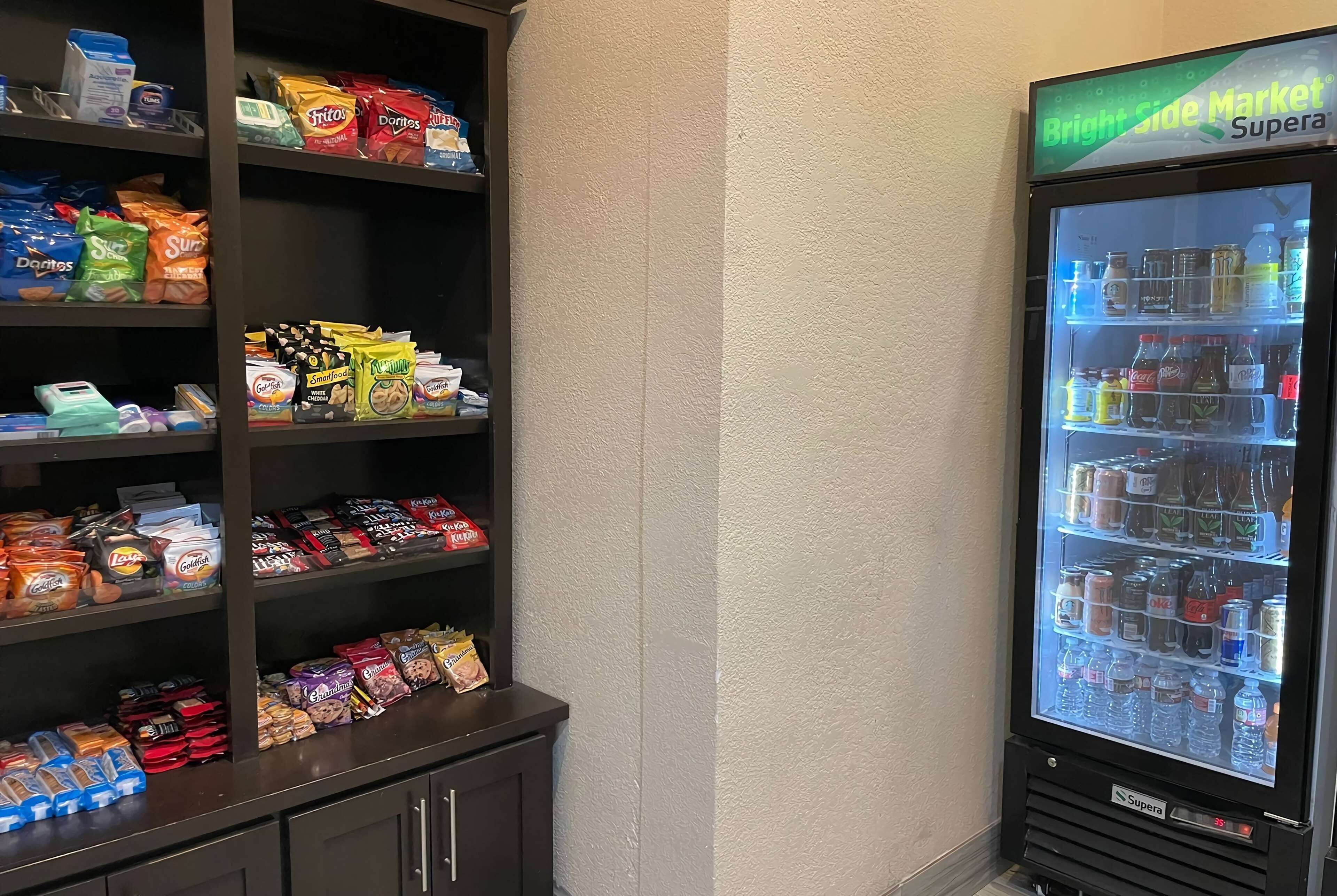 En automat med snacks og drikkevarer i forskellige varianter.