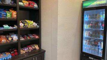 En automat med snacks og drikkevarer i forskellige varianter.