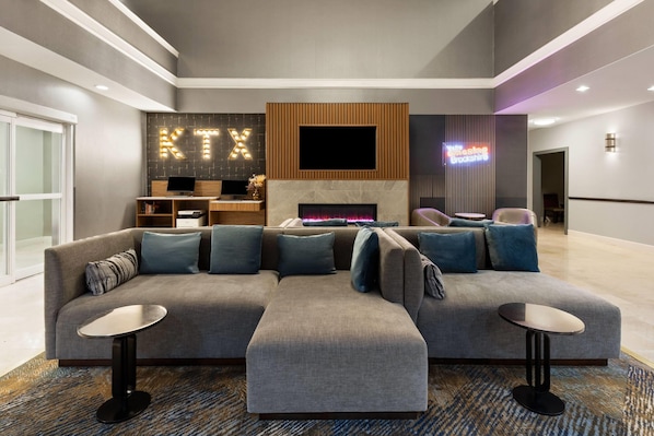 Lobby - La Quinta Inn & Suites by Wyndham-Brookshire-West Katy (Brookshire)