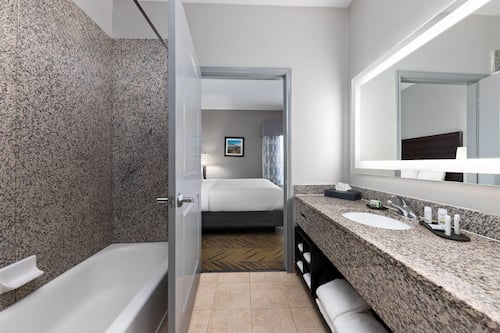 Deluxe-Apartment, 1 King-Bett, Nichtraucher (Executive) | Badezimmer | Duschwanne, Haartrockner, Handtücher, Seife