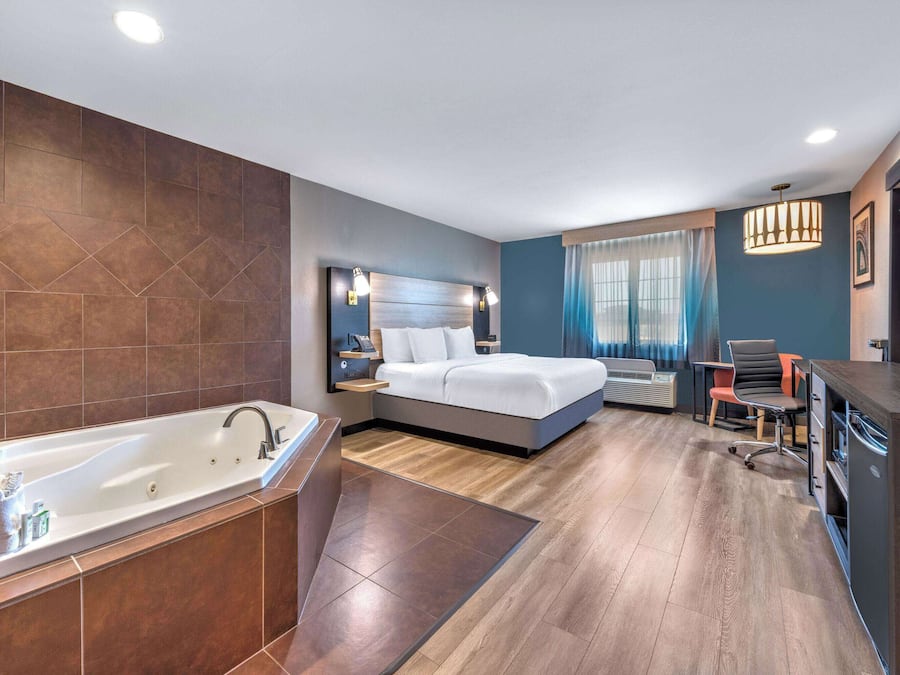 Deluxe Suite, 1 Katil Raja (King), Non Smoking | Peralatan tempat tidur premium, meja, ruang kerja komputer riba