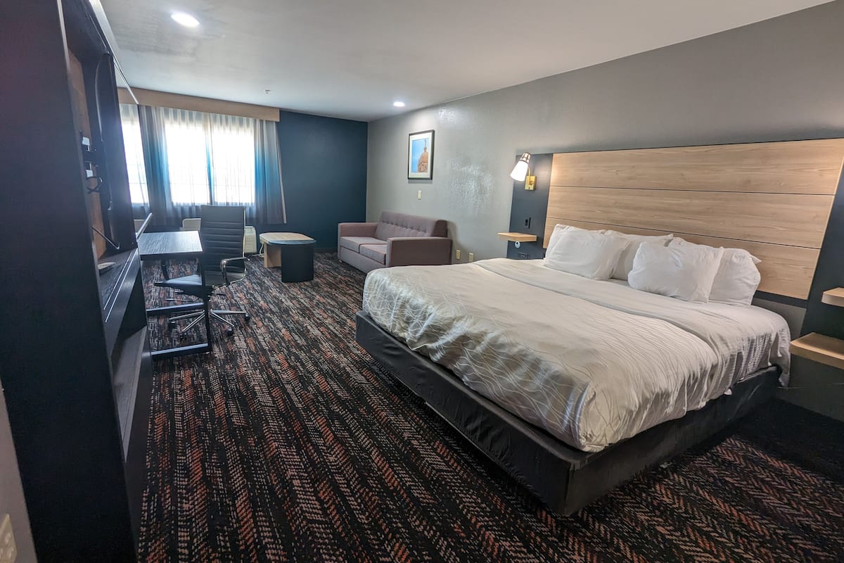 Luxe beddengoed, een bureau, een laptopwerkplek
