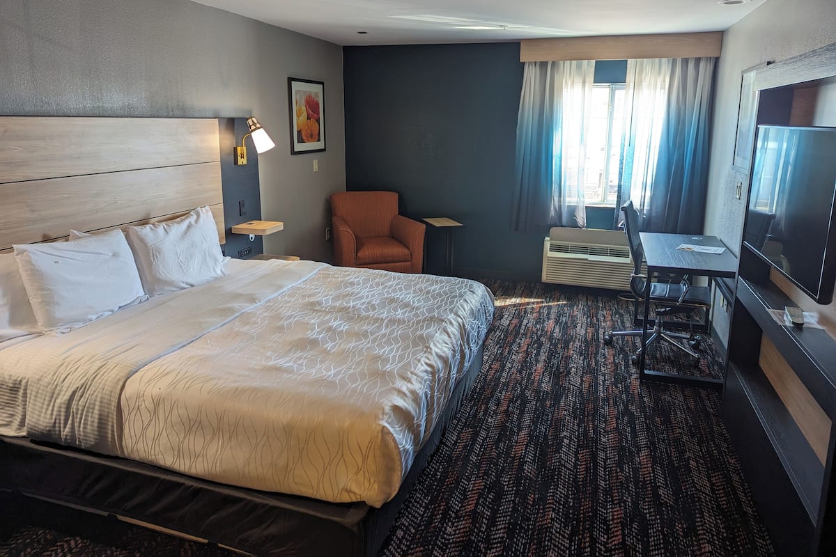 Luxe beddengoed, een bureau, een laptopwerkplek