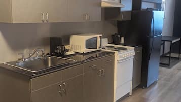 Apartment, 1 King Bed, Non Smoking | Premium bedding, desk, laptop workspace, blackout drapes