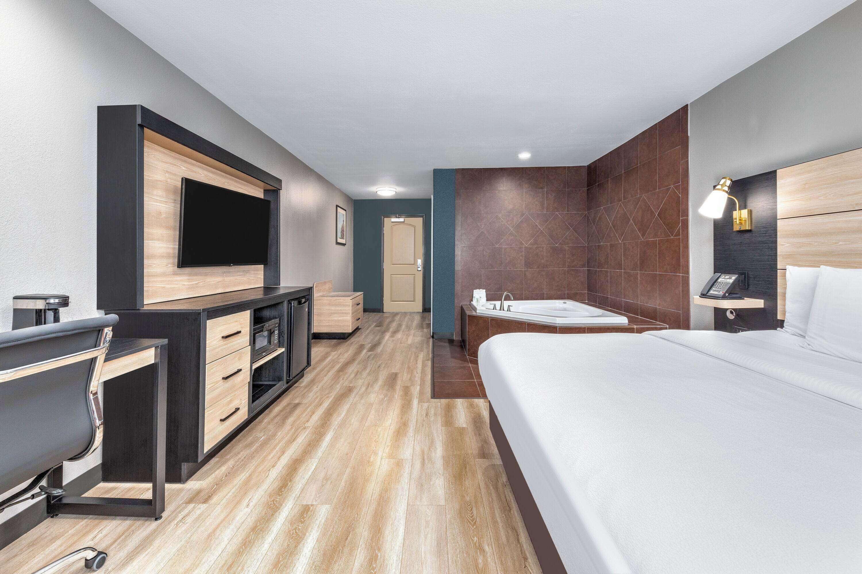 deluxe suite, 1 king bed, non smoking | jetted bathtub