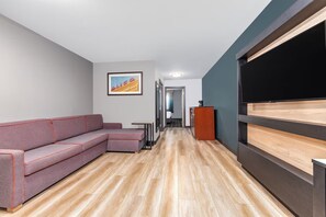 Premium bedding, desk, laptop workspace, blackout curtains - La Quinta Inn & Suites by Wyndham Woodway - Waco South (Waco)