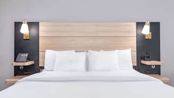 Hochwertige Bettwaren, Schreibtisch, laptopgeeigneter Arbeitsplatz