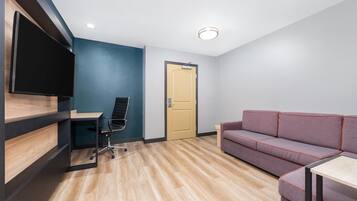 Roupas de cama premium, escrivaninha, espaço de trabalho para notebook