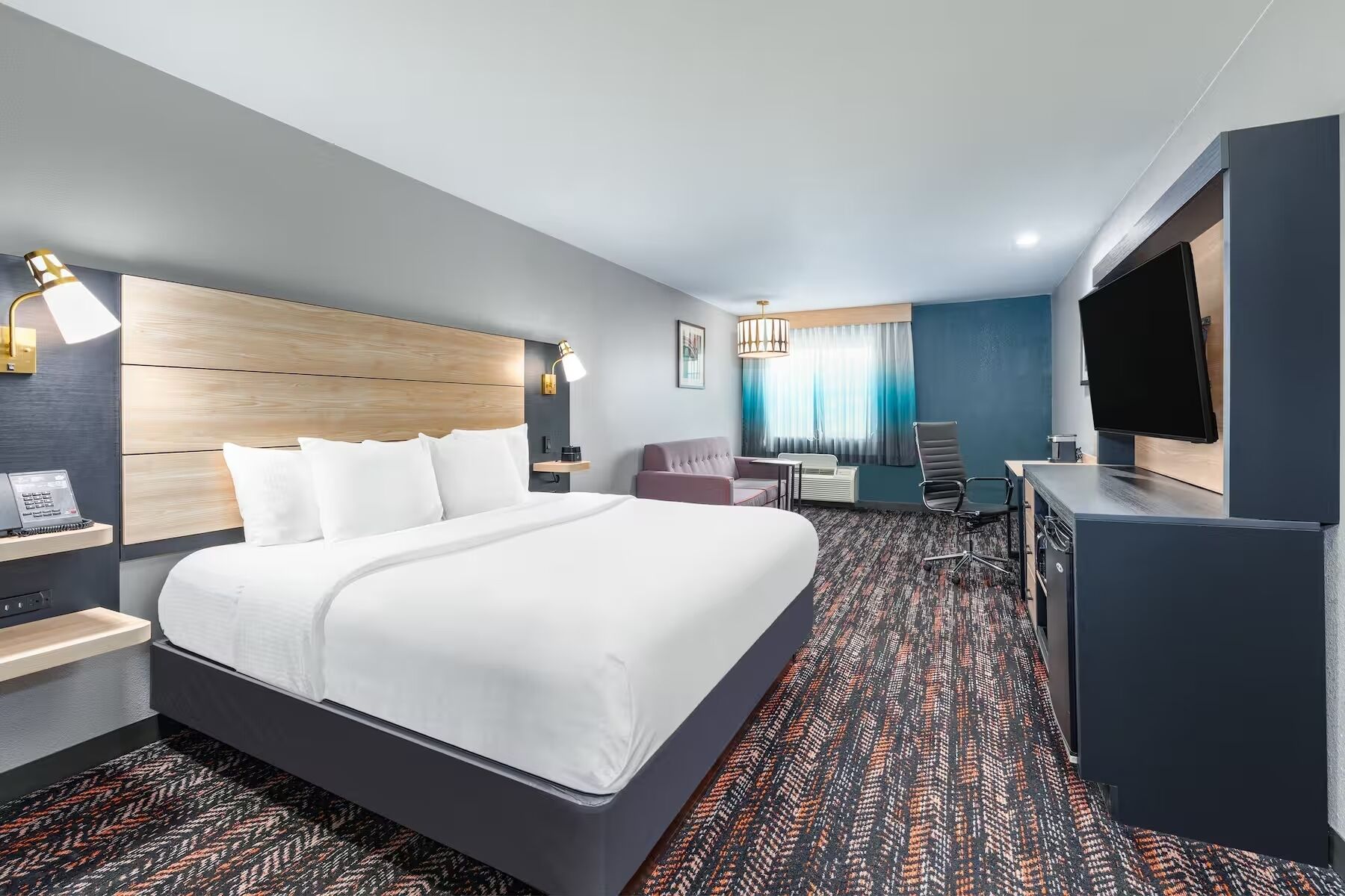 Deluxe kamer, 1 kingsize bed, niet-roken (Mobility/Hearing/Tub w/Grab Bars,Exec) | Luxe beddengoed, een bureau, een laptopwerkplek