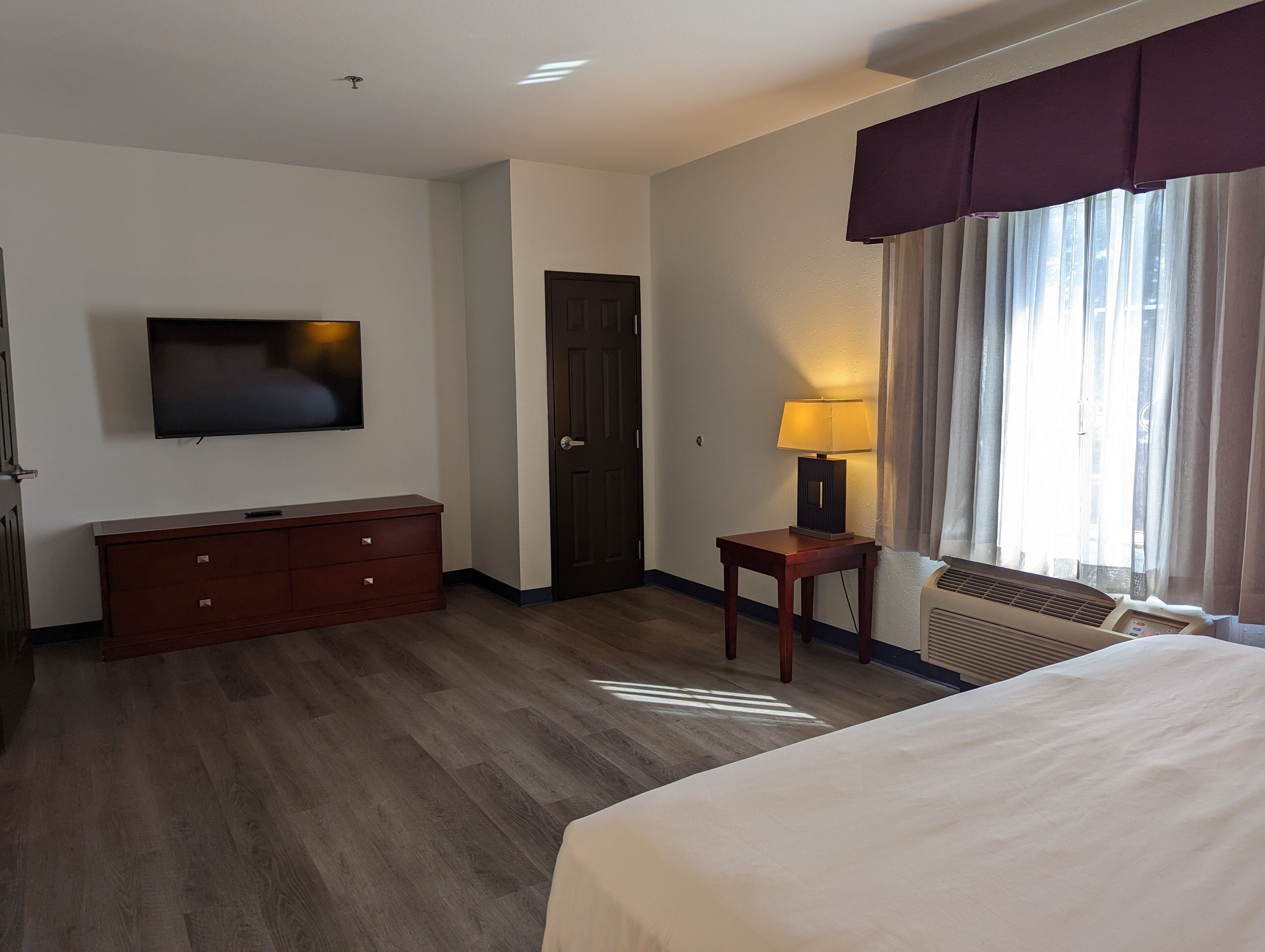 deluxe suite, 1 king bed, accessible, non smoking (mobility/hearing impaired accessible) | premium bedding, desk, laptop workspace, iron/ironing board